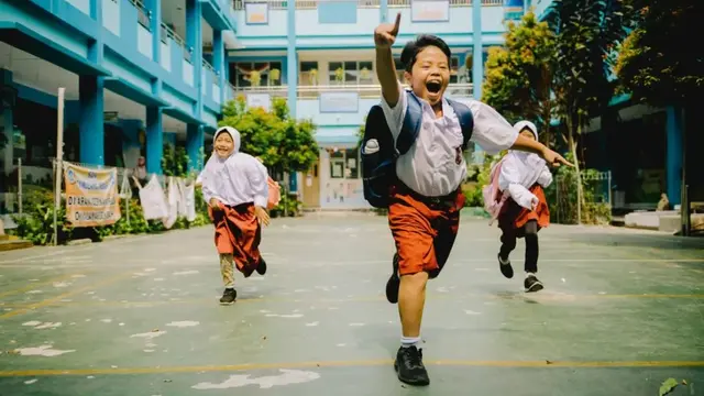 Anak Semangat Berangkat Sekolah